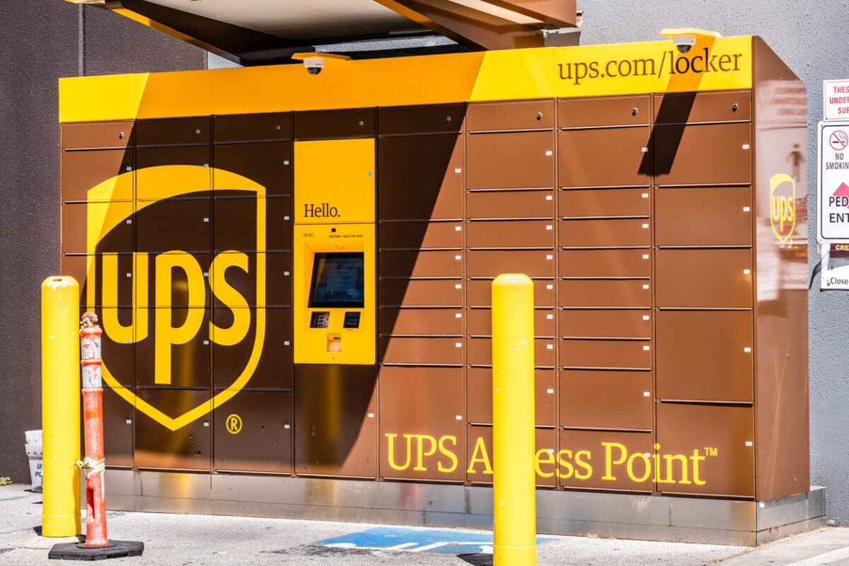 Can I Drop off UPS Packages at the Post Office? Shipping School